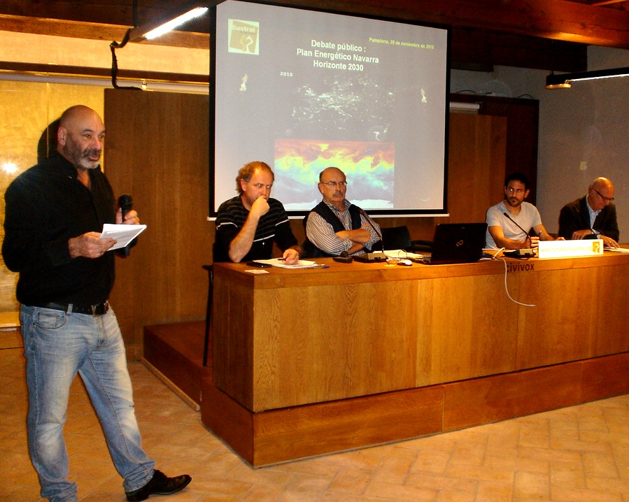 El inicio del debate con el moderador, Antonio Aretxabala, a la izquierda.